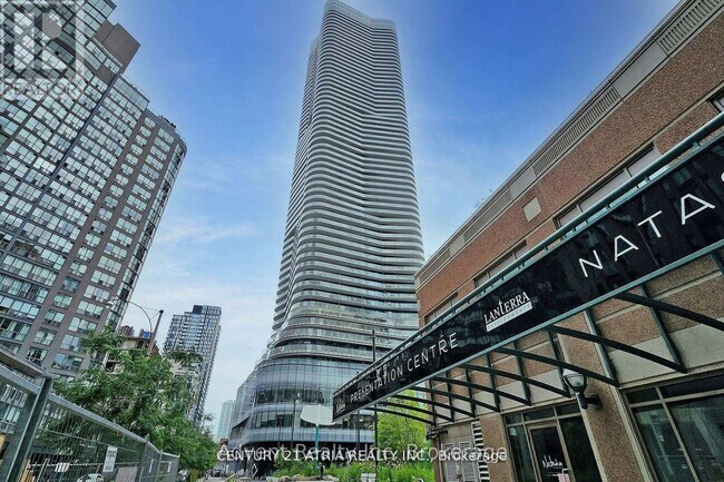Photo du bâtiment - 11 Wellesley St W