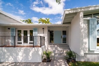 Building Photo - 669 S Mashta Dr