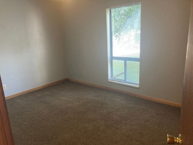Building Photo - 2 Bed 1 Bath Apartment Located behind Hy-V...