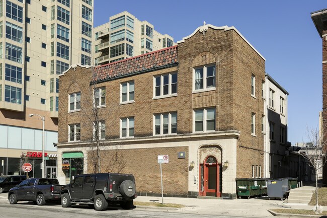 Building Photo - 1800 N Farwell Apartments