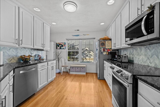 Building Photo - 208 56th St