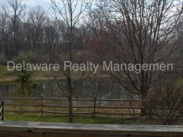 Building Photo - Lovely 3 bedroom end unit in Perch Creek