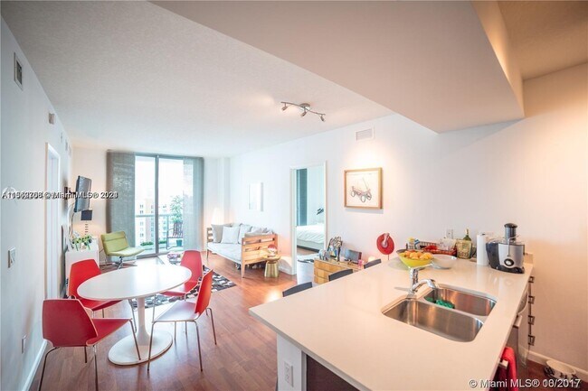 Foto del edificio - 333 NE 24th St