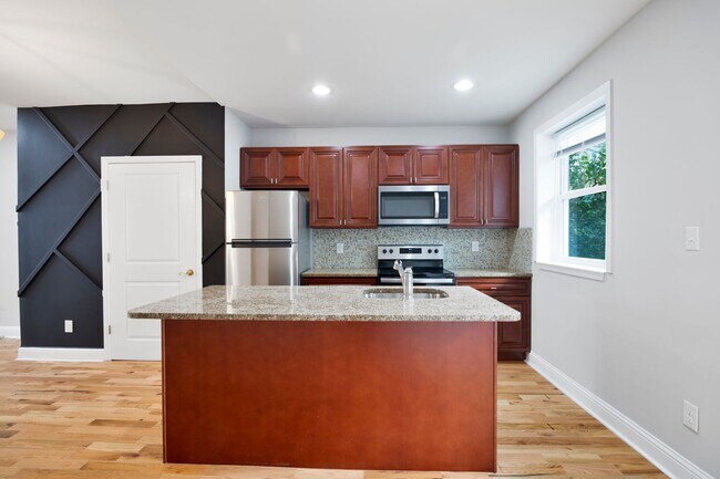 Building Photo - ???Stunning 3 Bd, 2 Bath Completely Uodate...
