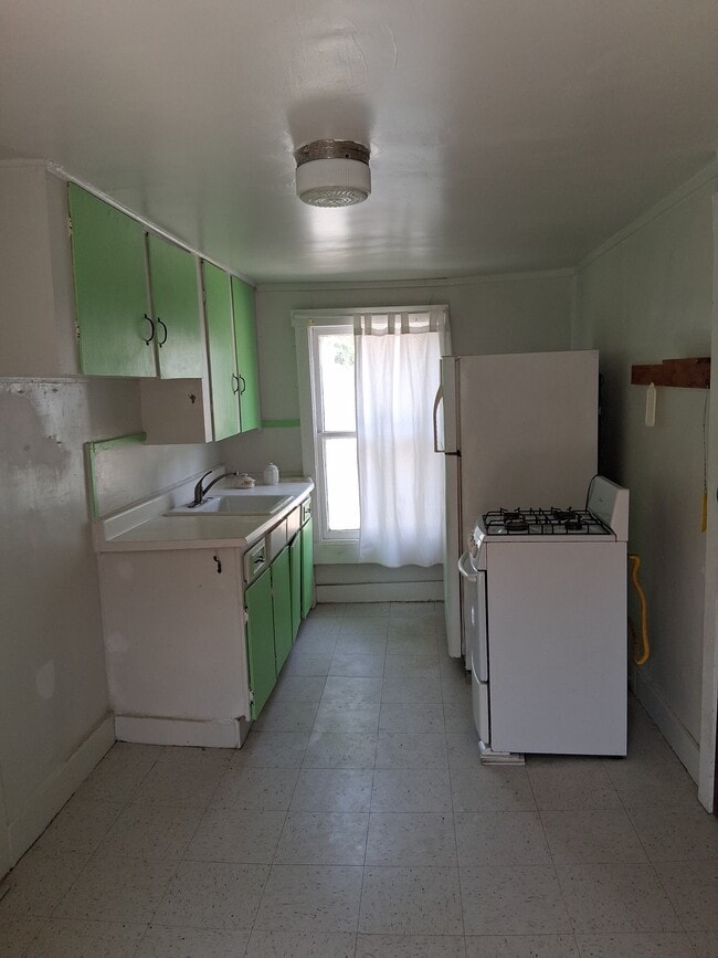 Kitchen - 217 Hiawatha St