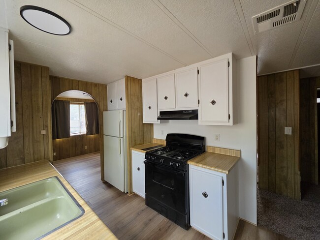 Building Photo - 2800 S White Mountain Rd