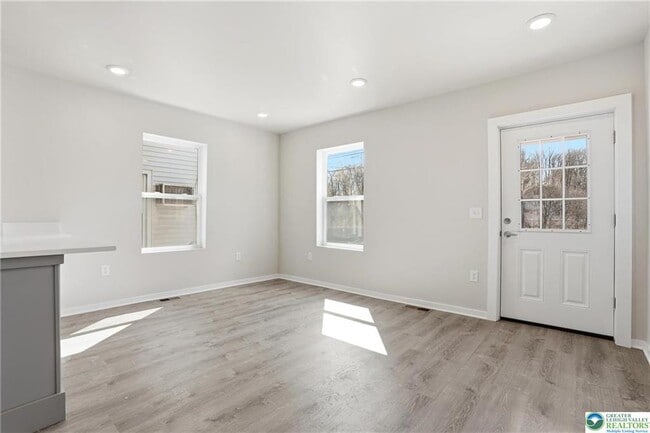 Building Photo - 1065 Bushkill Dr