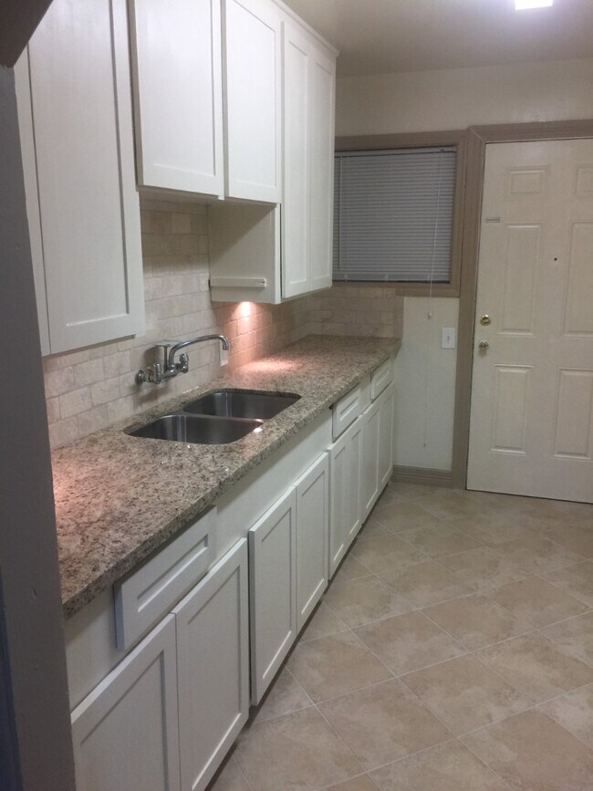 Kitchen - 5025 Park Dr