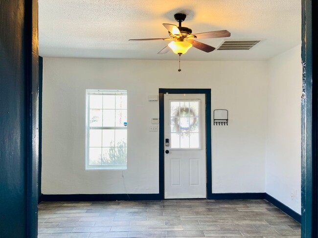 Building Photo - 104 E Waco St