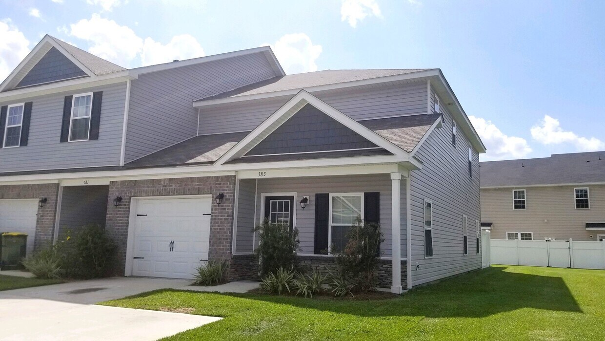 Foto principal - Spacious 3 Bedroom 2.5 Bath Townhome with ...