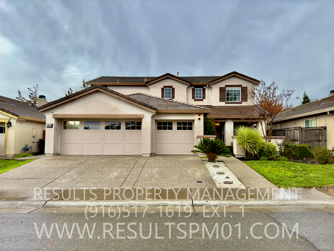 Foto principal - Gorgeous 5 Bedroom Home in Antelope- Avail...