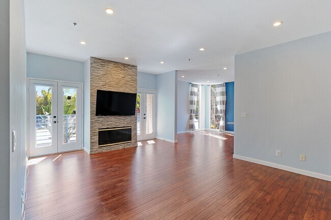 Sala de estar con chimenea - 5350 White Oak Ave