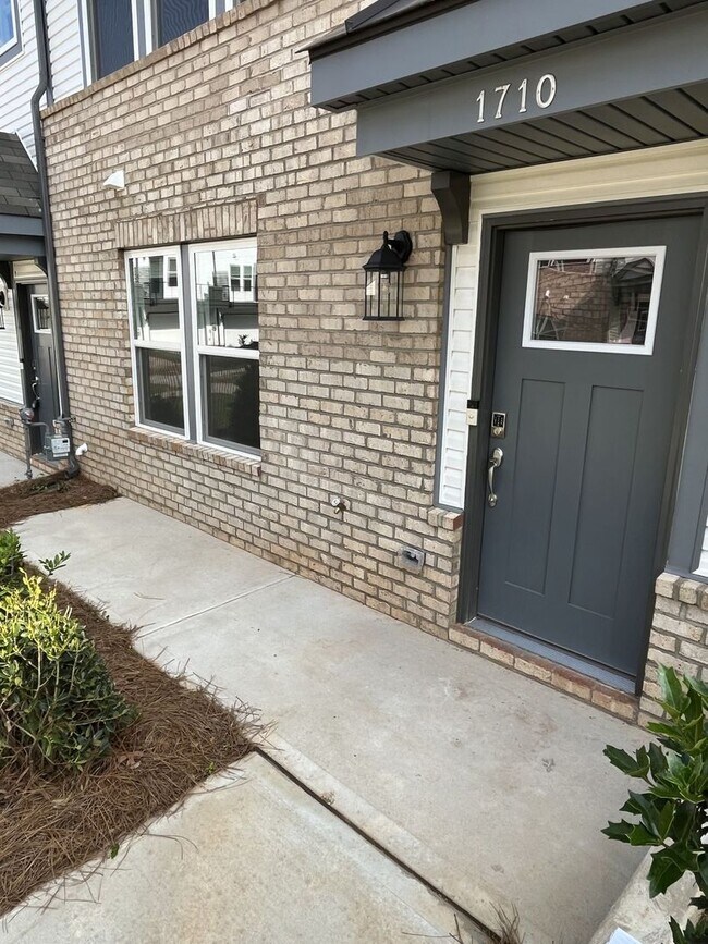 Foto del edificio - Brand New 4 Bed Townhome in North Charlotte!