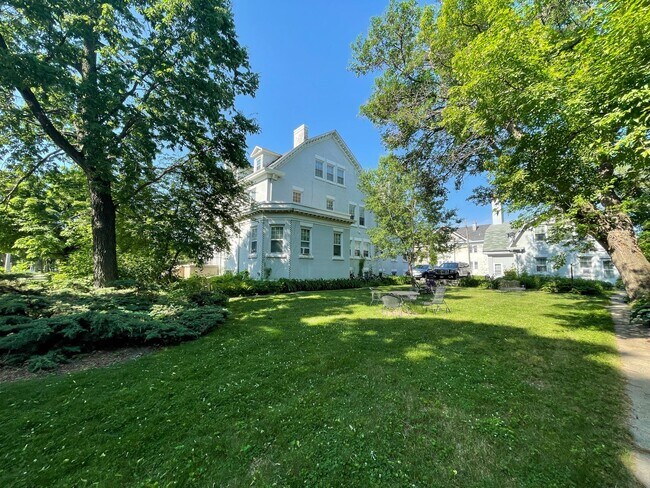 Foto del edificio - 2118 Pillsbury Ave
