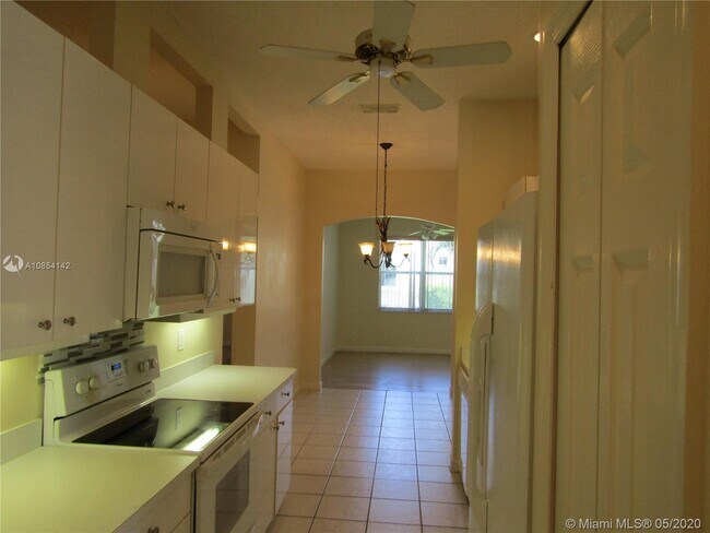 Building Photo - 827 SW Lake Charles Cir