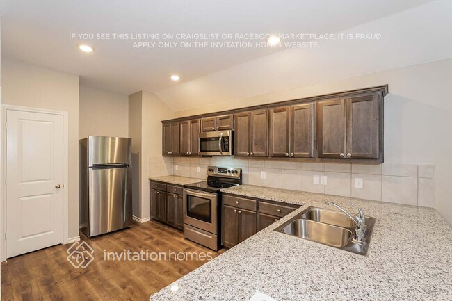 Building Photo - 1532 Woodlake Dr