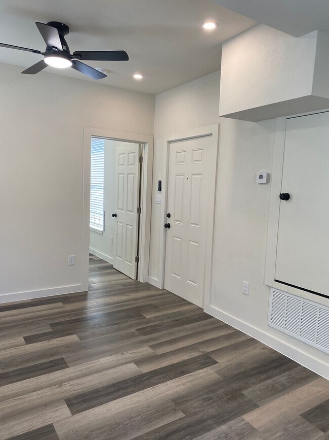 Foto del edificio - Modern Renovated 1-Bedroom Apartment – Just 10 Minutes from Downtown