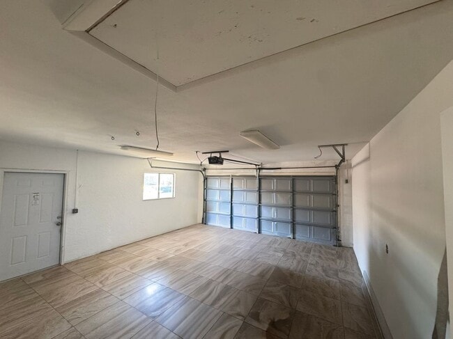 Building Photo - 630 105th Ave N