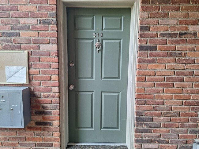 Building Photo - Move In Special!!!  Charming Rochester Condo.  Must see!!