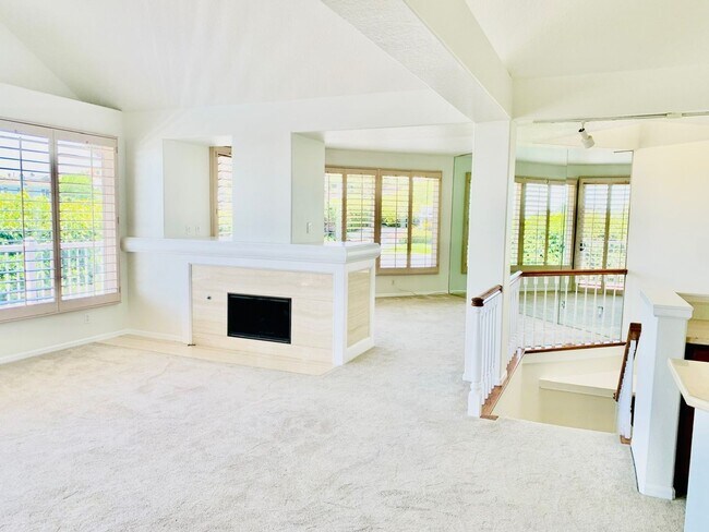 Foto del edificio - Perched above the stunning Dana Point Harbor, this gorgeous two-story condo offers breathtaking h...