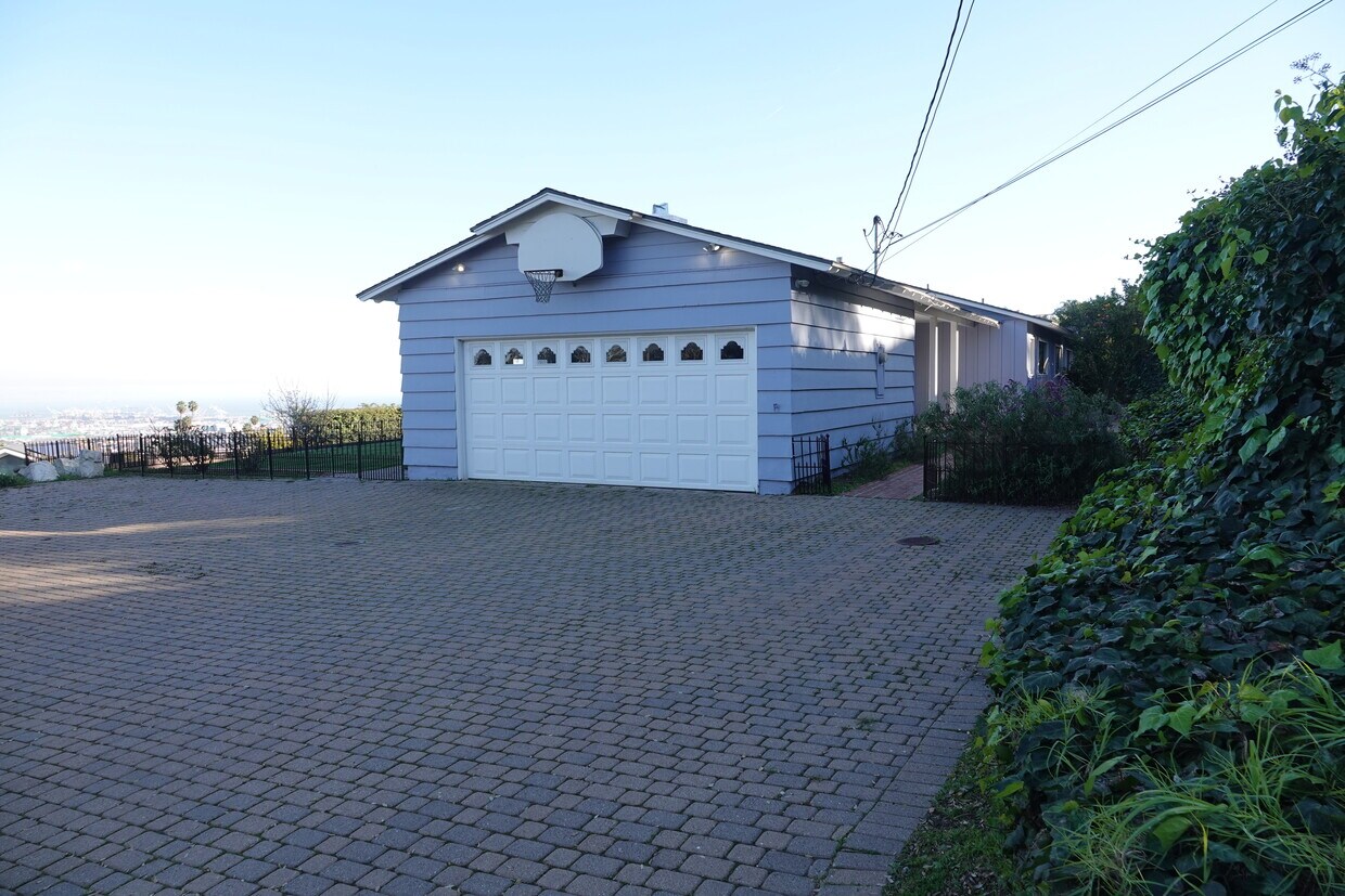 Primary Photo - 4 Toprail Ln