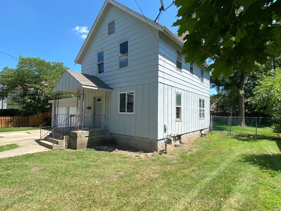 Primary Photo - Huge 3 Bedroom House with Attached Garage