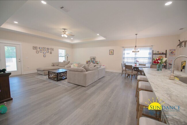 Building Photo - Stunning 3 Bedroom Home in Navarre near Highway 98!