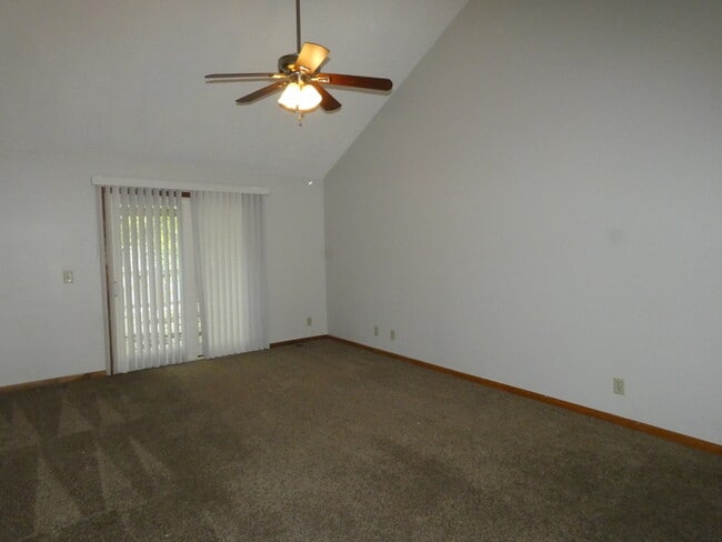 Building Photo - Beautiful Town Home in Kearney, MO