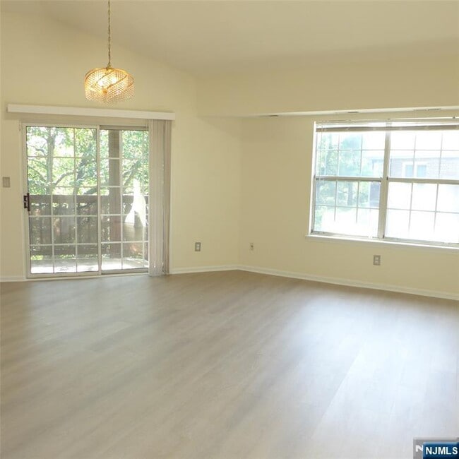 Building Photo - 233 Village Cir Dr