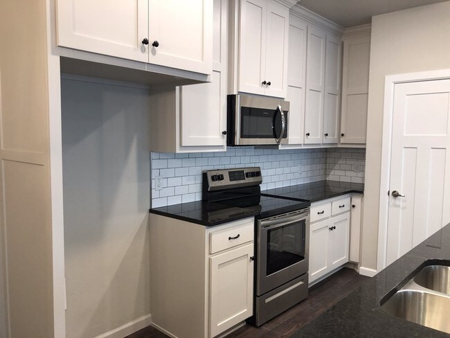 Building Photo - 6525 Bentwood Dr