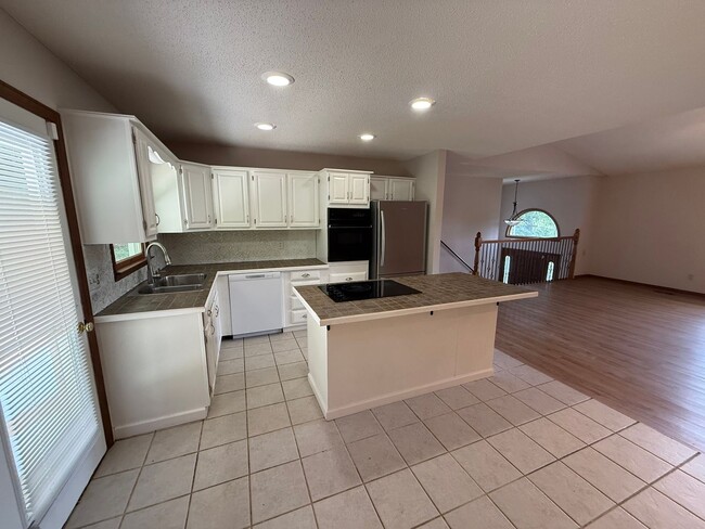 Building Photo - Big on Space. Big on Convenience. Big on Comfort.