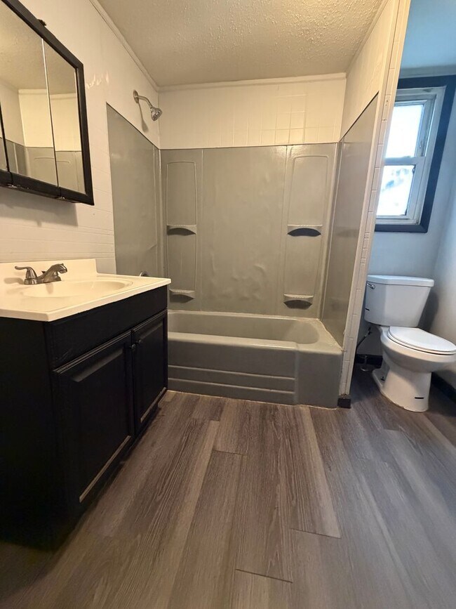 Foto del edificio - 3 Bed | 1 Bath Home for Rent in Alton – $1,300/Month