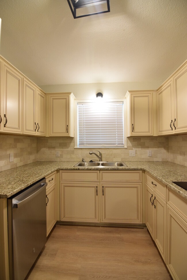 Building Photo - 3610 Fairway Dr