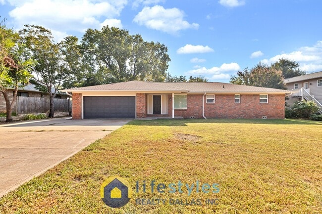Building Photo - 211 Woodlawn Dr