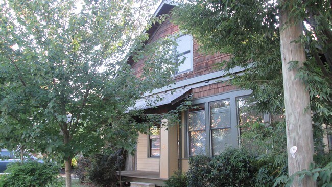 Front - 176 Flora Ave NE