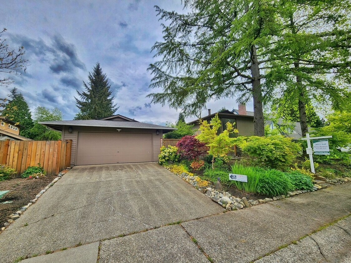 Foto principal - Beautiful 4 Bed 1.75 Bath Home Near Microsoft