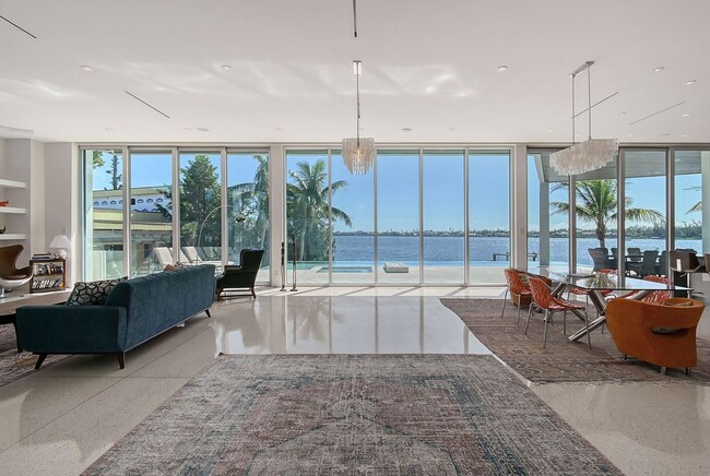 Foto del edificio - Luxurious Bay Front Home