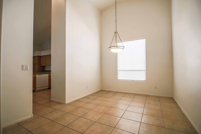 Building Photo - SPACIOUS SINGLE STORY HOME!