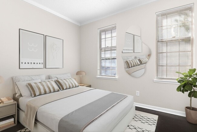 Building Photo - Adorable Two Bedroom House