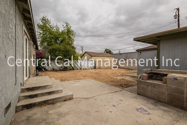 Foto del edificio - 4 Bedroom/2 Bath Home in Central Bakersfield - $2095 Per Month!