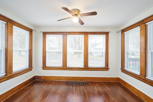 Foto del edificio - Beautiful Firestone Park Home