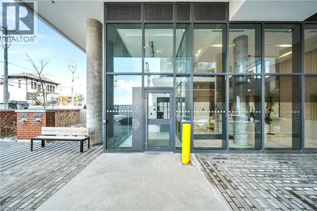 Photo du bâtiment - 5 Wellington St S