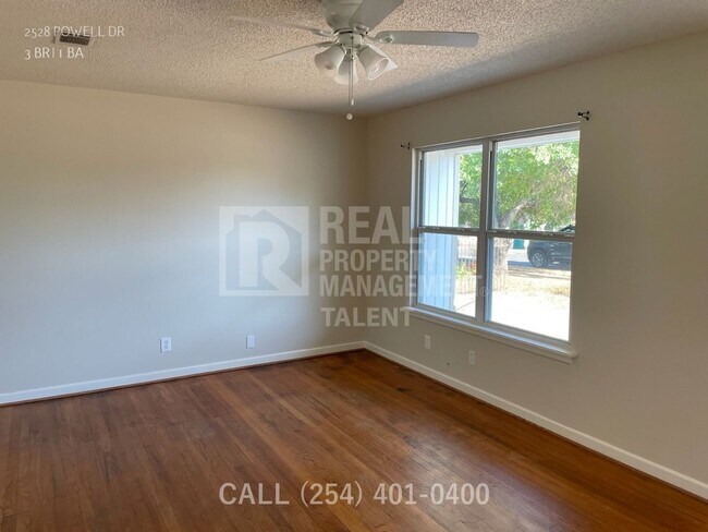 Foto del edificio - 2528 Powell Dr