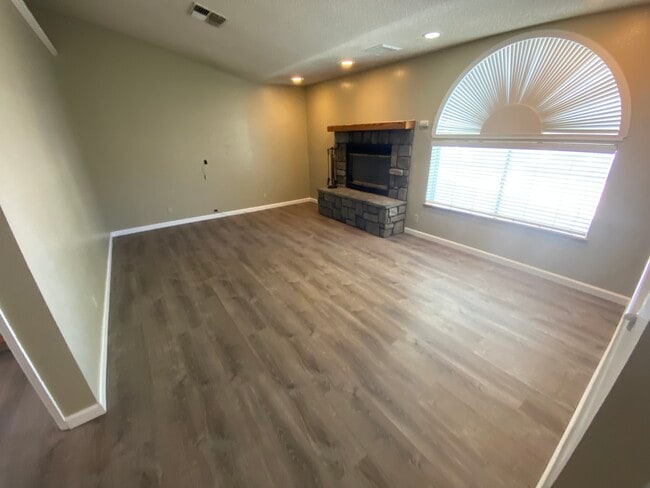 Foto del edificio - 701 Beth Ln
