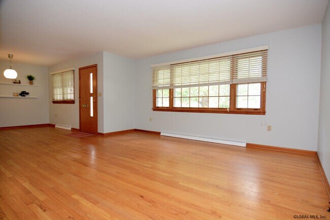 Foto del edificio - 2 Roberts Ln