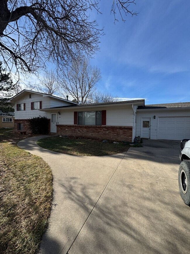 Foto del edificio - STUDENTS WELCOME! 5-Bedroom / 3-Bathroom Tri-Level Home Two Miles from CSU