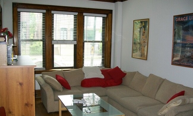 Living Room - 2026 N Wolcott Ave