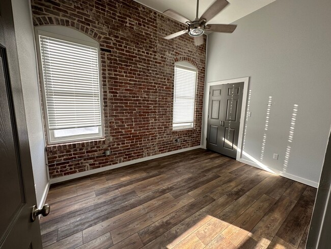 Building Photo - Loft Apartment available!