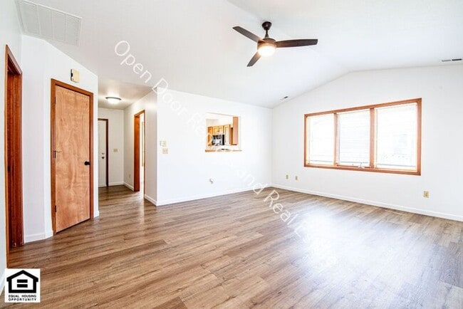 Building Photo - 1525 Flagstone Dr