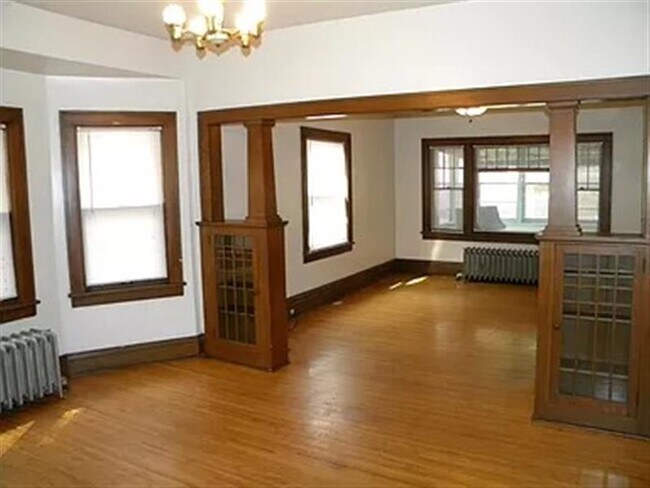 Building Photo - Comfortable home 8